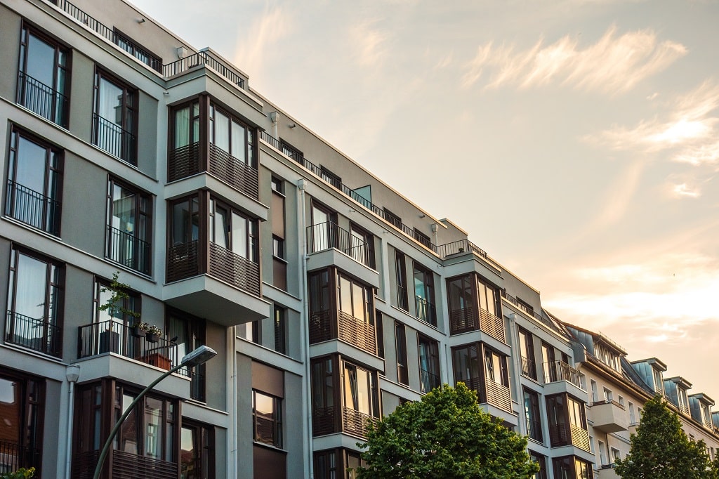 Systemintegrator som distribuerer kameraer for leilighetsbygg